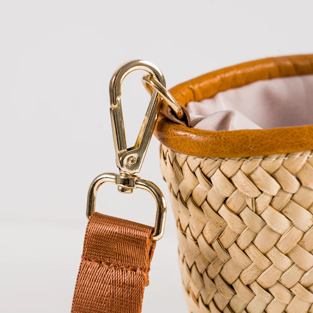 Gaia handmade plant fiber and leather bag – product view 2