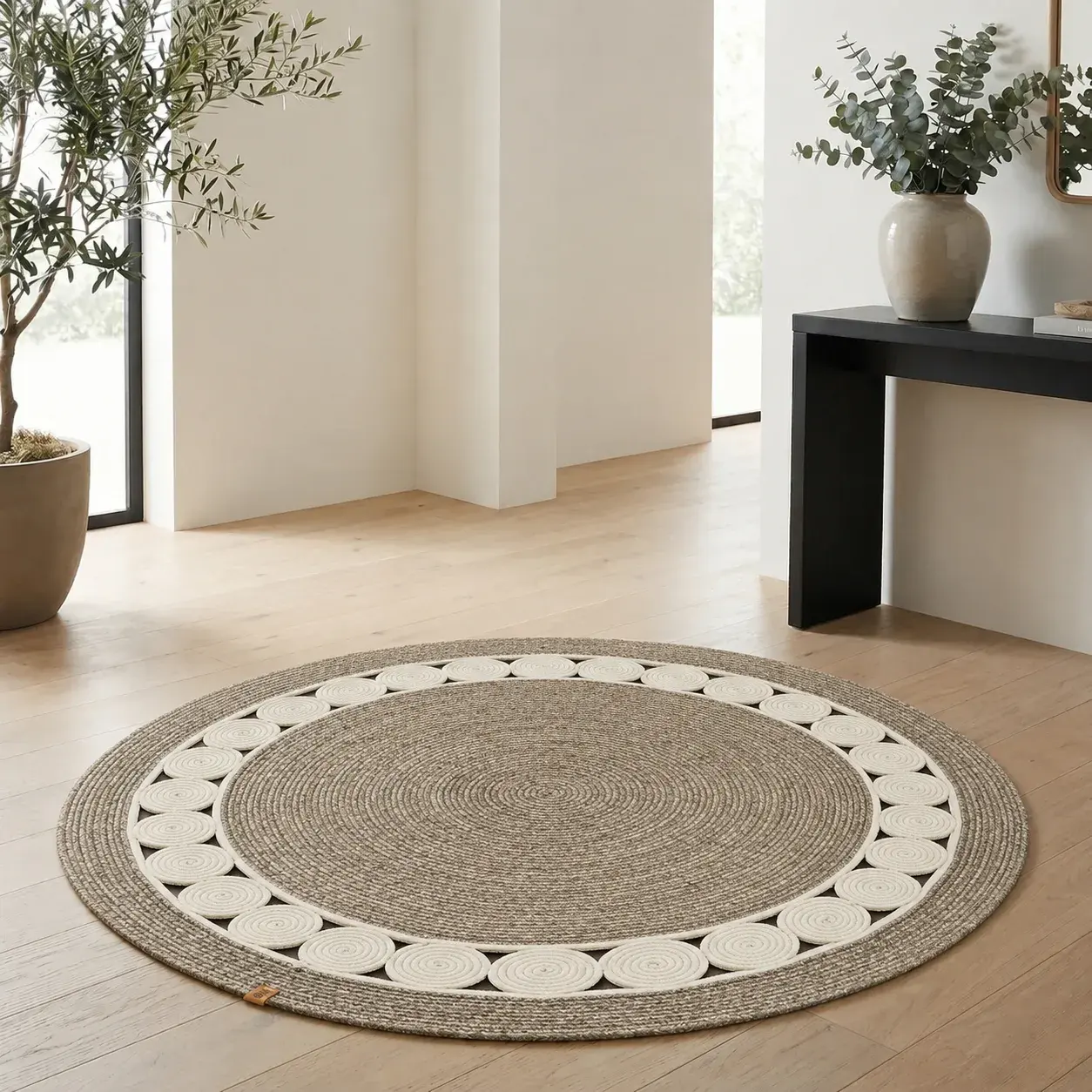 Handcrafted Round Braided Cotton Rug with Circle Pattern – primary product view