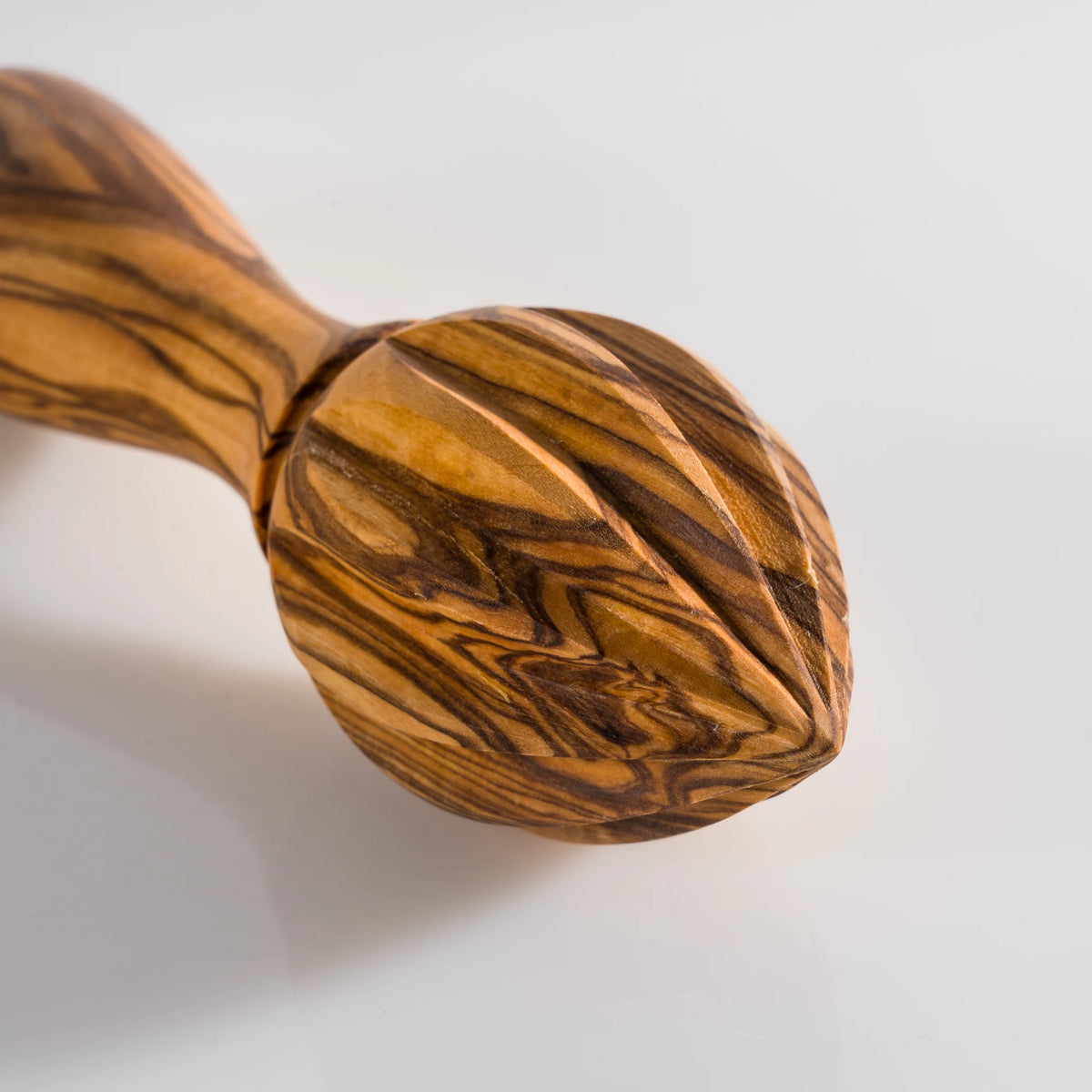 Handmade Olive Wood Juicer – Citrus Press Crafted for Natural Extraction – detail view 7