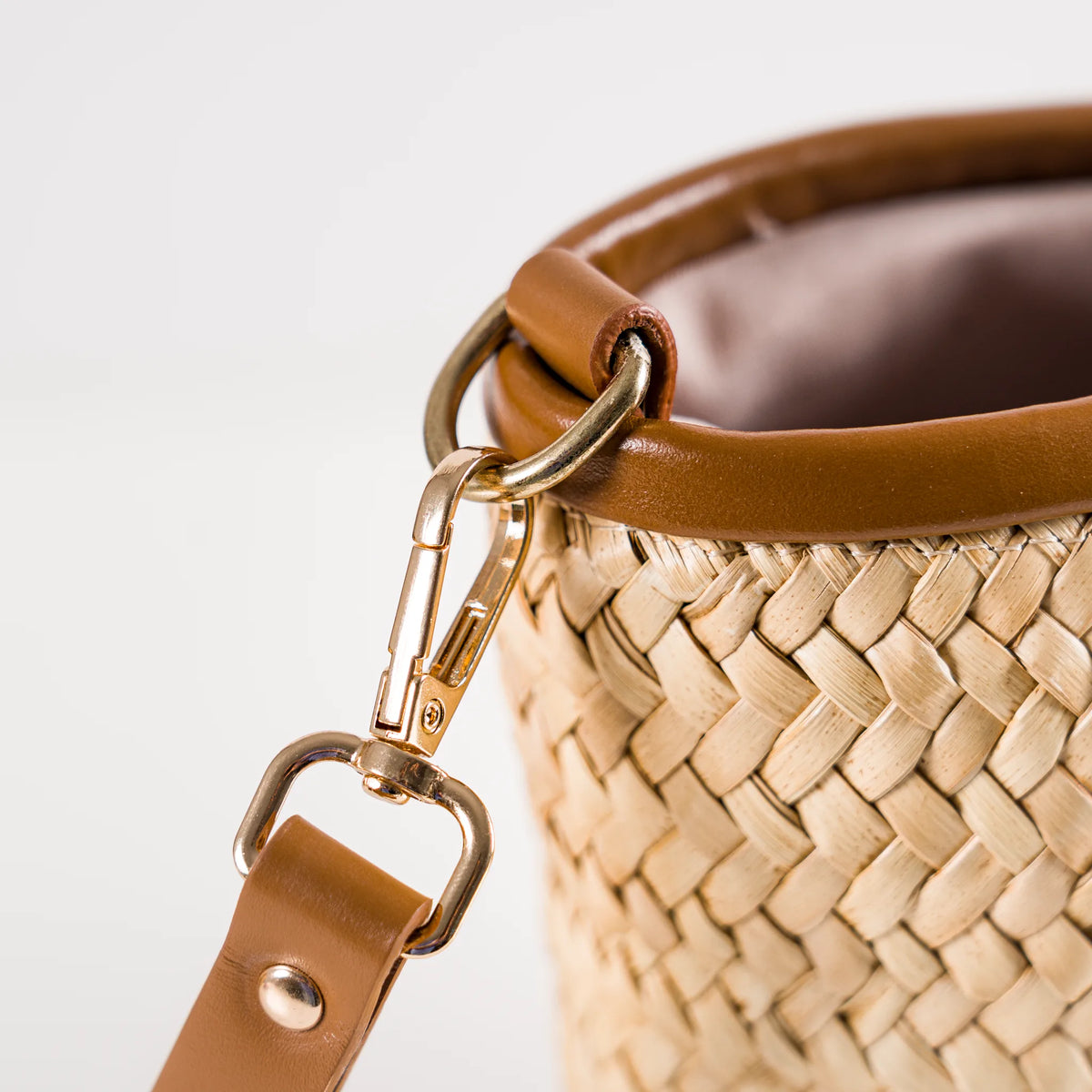 Naïa handmade plant fiber and leather bag – product view 3