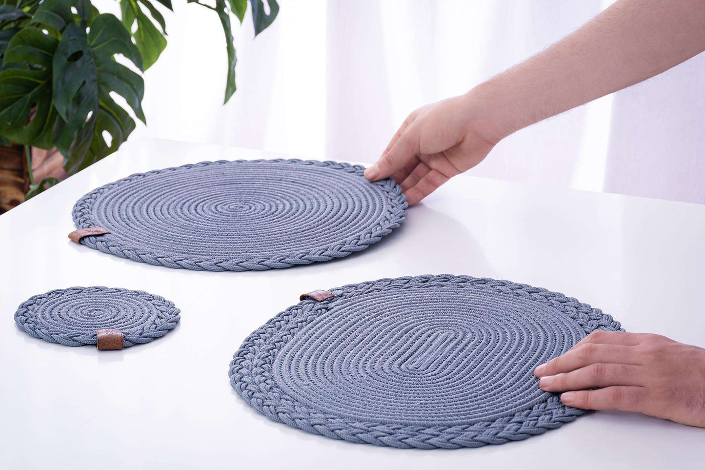 DARIDO Grey Placemats- 32cm- Round, Durable, Heat-Resistant & Elegant Table Decor