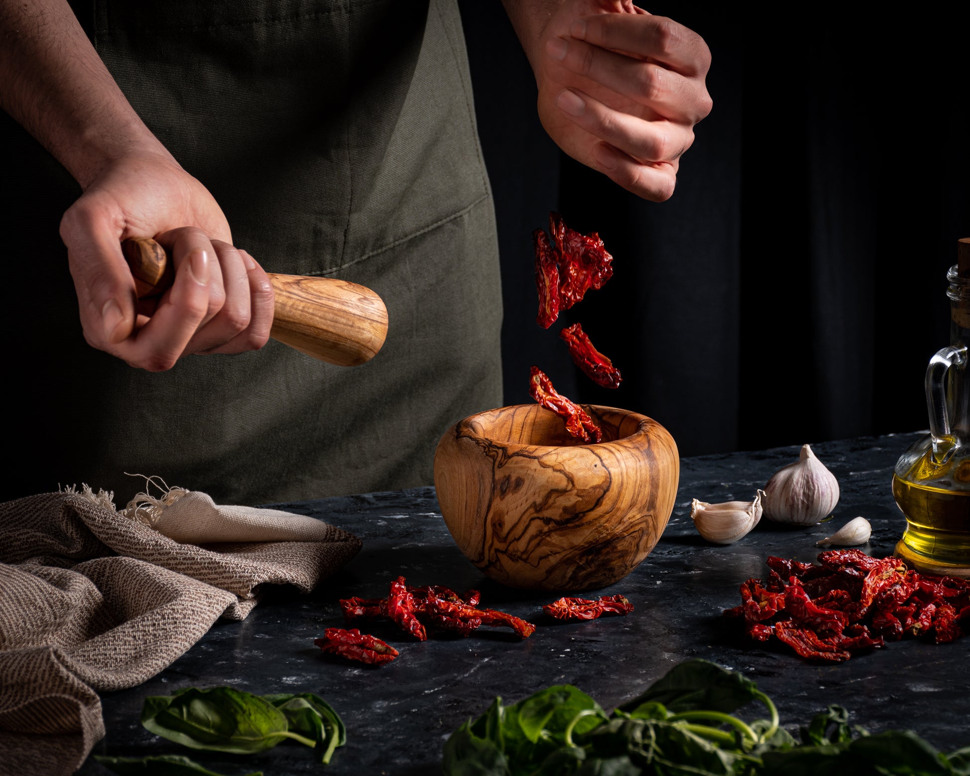 DARIDO Authentic Tunisian olive wood round mortar and pestle, ideal for grinding, with ergonomic design.