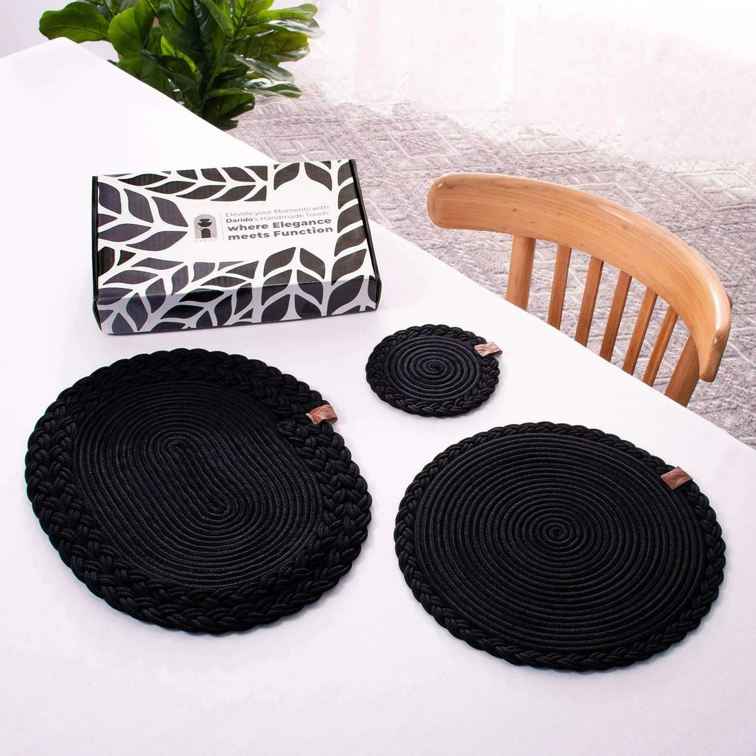 DARIDO Set of 2 Black Placemats- 32 cm- Round, Durable & Elegant Table Decor