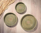Darido set of 3 round woven Halfa trays in natural green tones with spiral pattern. - Darido set of 3 Halfa Trays