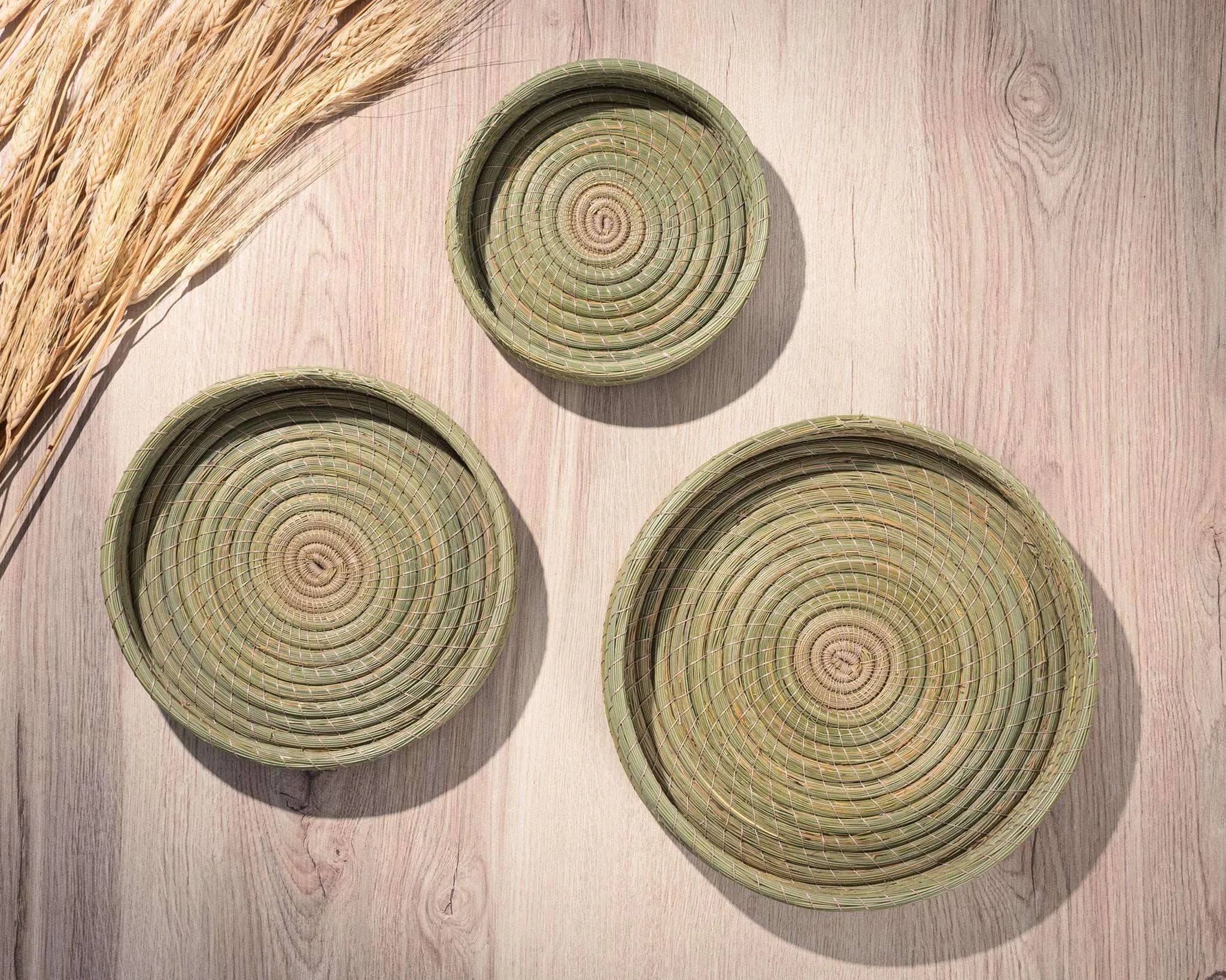 Darido set of 3 round woven Halfa trays in natural green tones with spiral pattern. - Darido set of 3 Halfa Trays