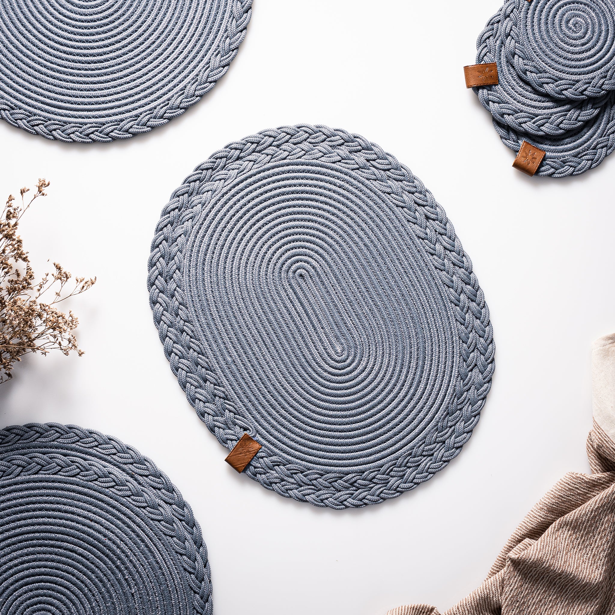 DARIDO Grey Placemats- 32cm- Round, Durable, Heat-Resistant & Elegant Table Decor