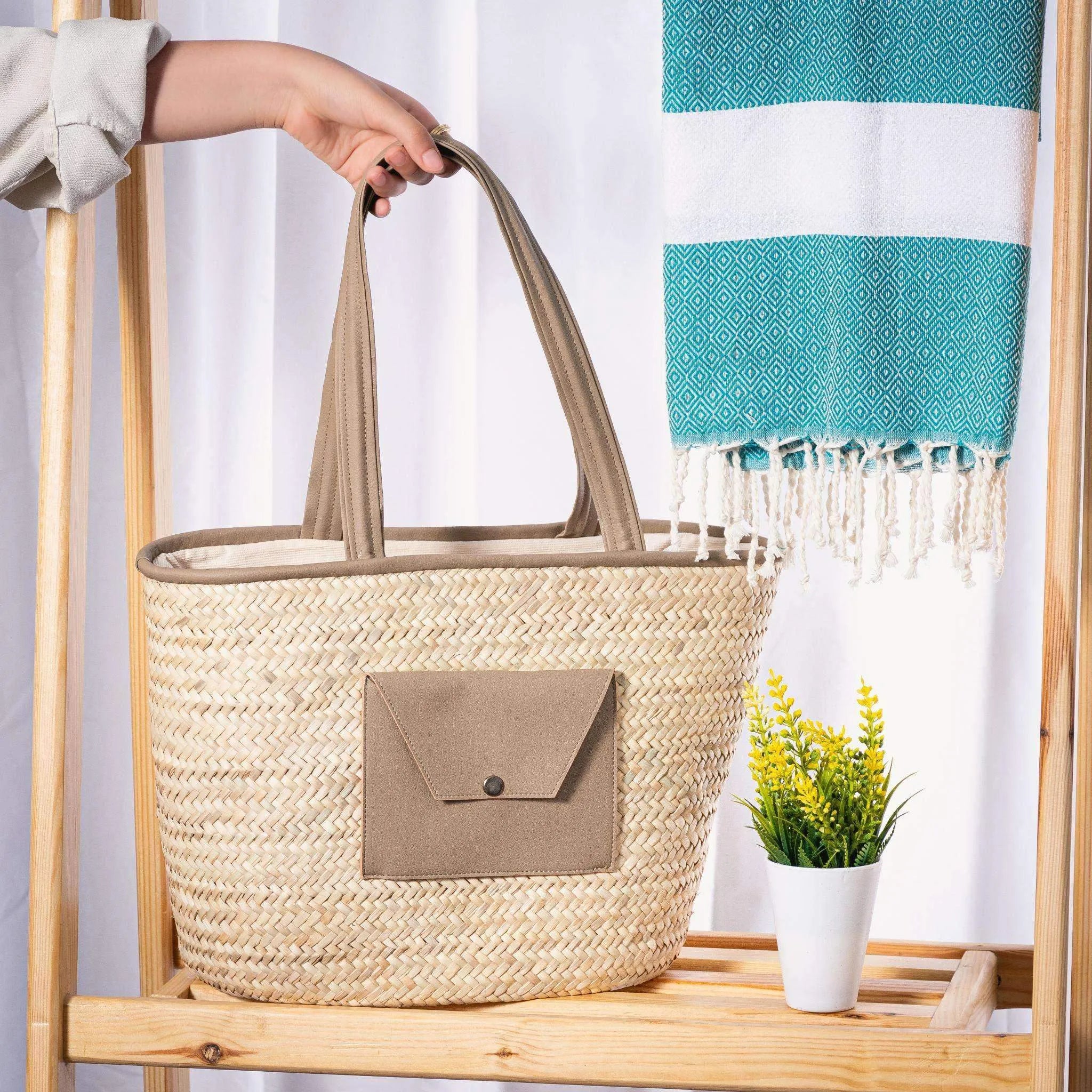 Darido style shopping bag with woven straw body and vegan leather pocket in beige. - Shopping Bag Saaf with Vegan Leather Pocket L