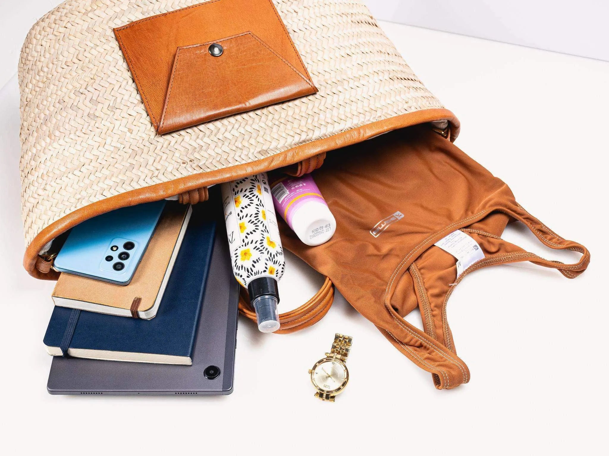 Darido woven shopping bag with brown leather pocket and tan fabric handles, holding books and personal items. - Shopping Bag Saaf with Leather Pocket M